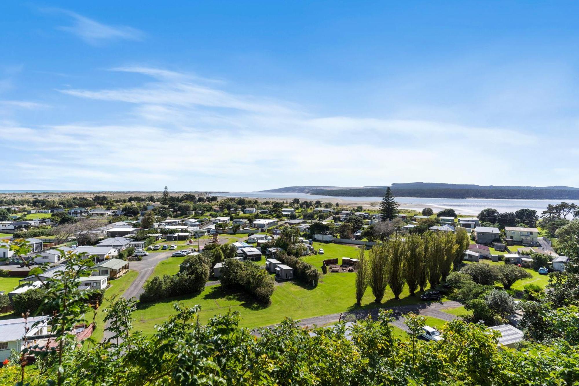 Port Waikato Holiday Park Esterno foto