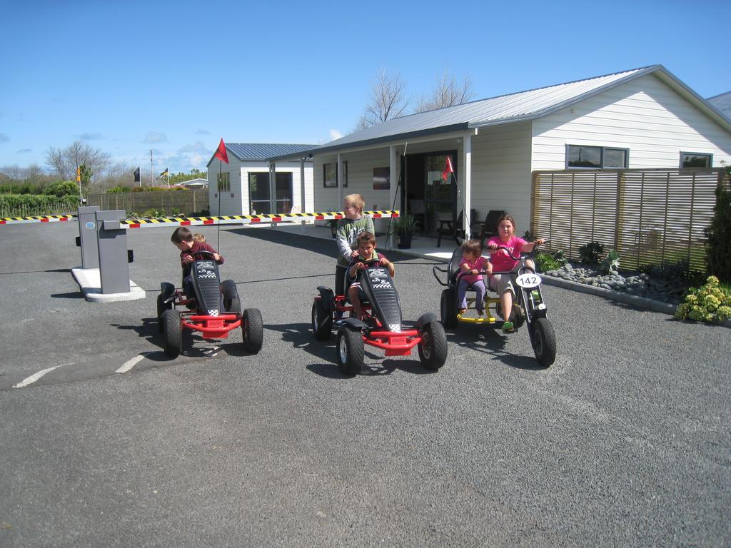 Port Waikato Holiday Park Esterno foto